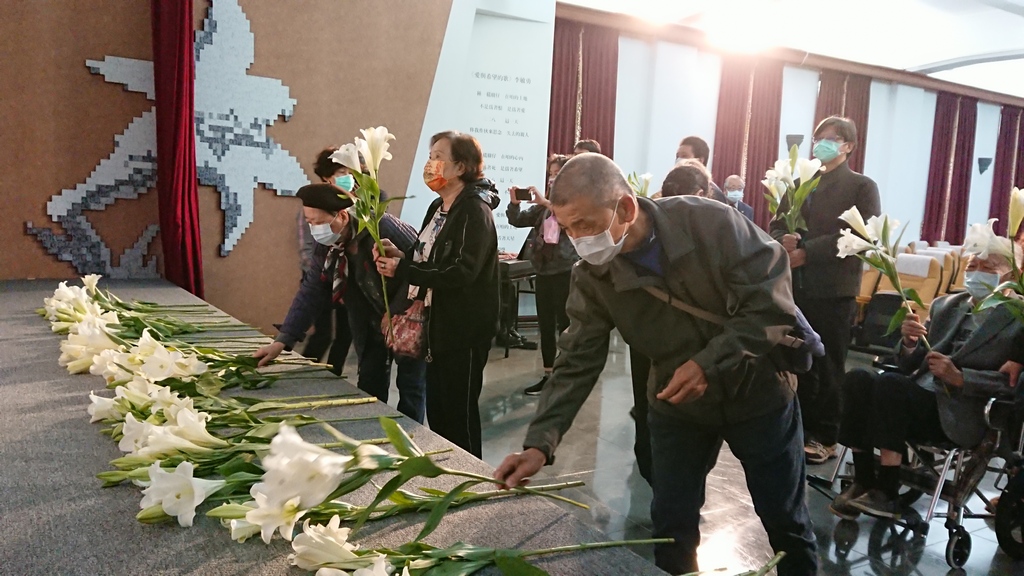 二二八失蹤受難者家屬、民眾獻花致意。 圖：二二八事件紀念基金會提供（資料照）