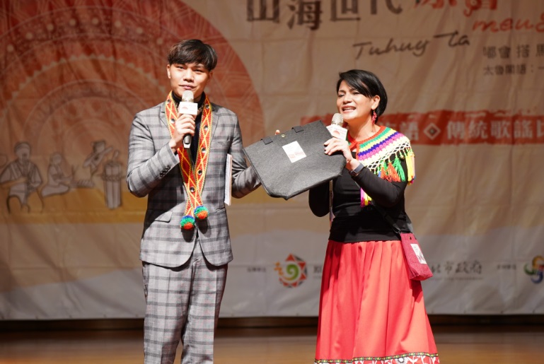 此次歌謠比賽採雙語主持方式辦理，決賽採3語（阿美、泰雅、華語）方式，許多參賽者更是備感親切。 圖：新北市原民局提供