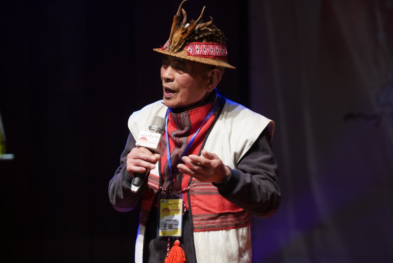 烏來的王軍二頭目在耆老組表演泰雅族富含族群記憶的lmuhuw。 圖：新北市原民局提供