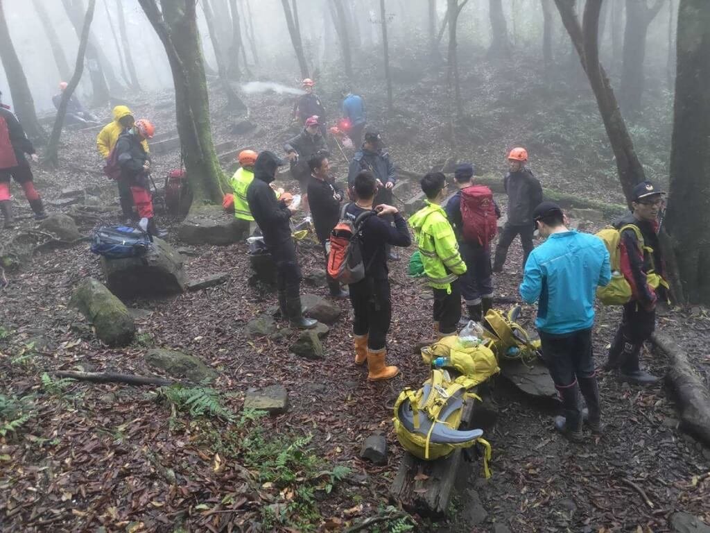 和碩聯合科技公司前副總裁蔡進國26日登山後失聯，警消上山搜救後發現遺體。 圖：新北市消防局提供（資料照片）