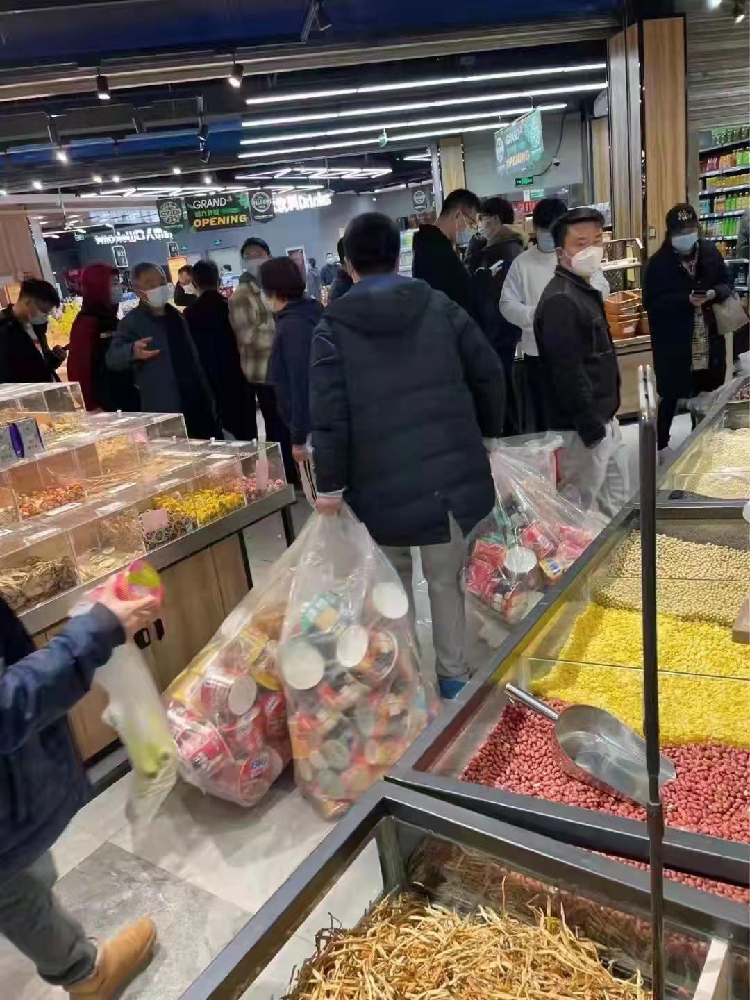 今(27)晚上海多家超市24小時營業，並再次出現搶購人潮。 圖：翻攝自推特