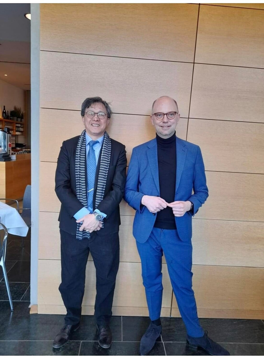 駐德代表謝志偉（左）表示與德國執政的綠黨國會議員兼黨團秘書長Dr. Till Steffen碰面，聊的話題都不離台灣。 圖：翻攝自謝志偉臉書