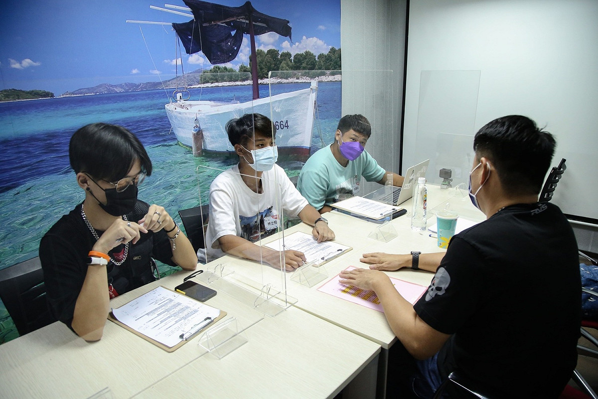 前屆參賽同學與業師熱烈討論腳本。 圖：新北市新聞局提供
