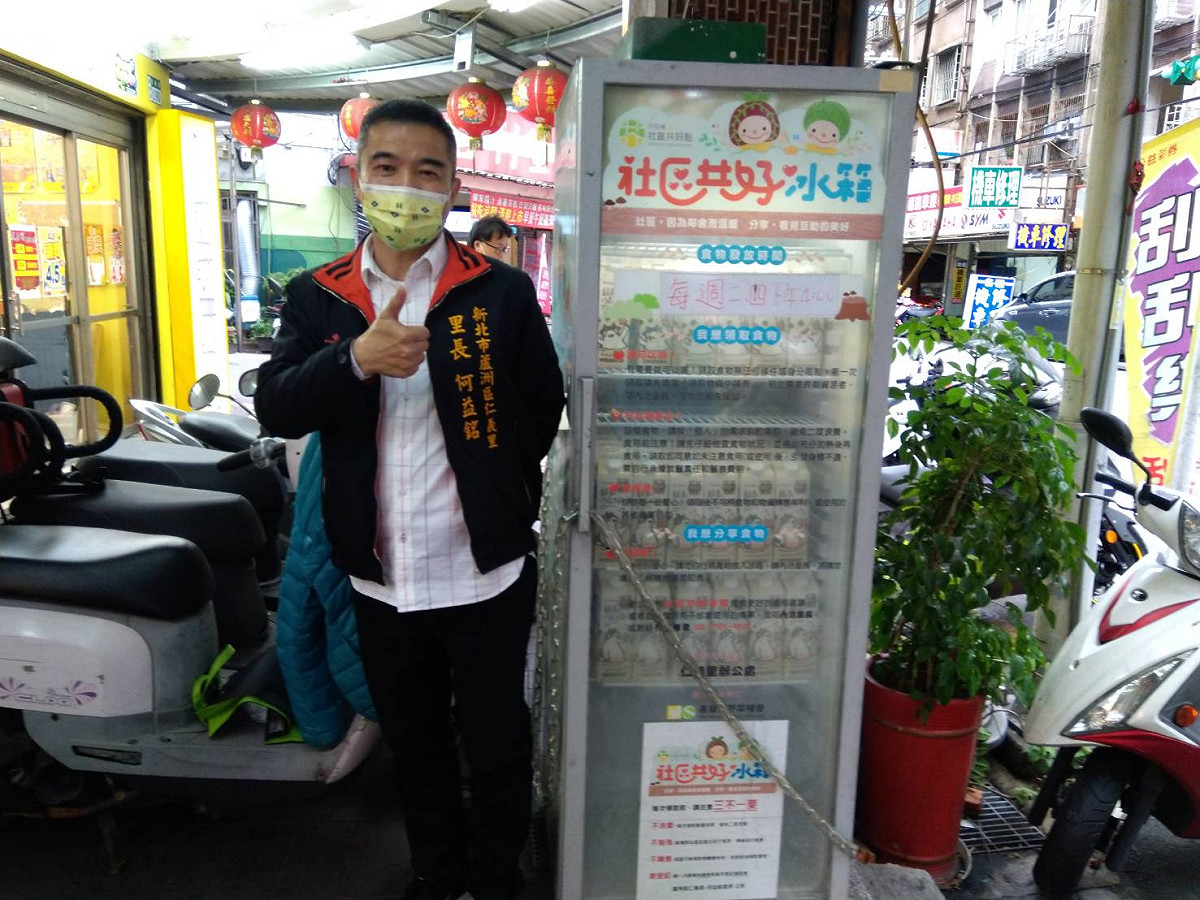 蘆洲區仁義里長何益銘與志工們建立續食志工群組，將食物外送給無法前來領取的獨居長輩。 突：新北市民政局提供