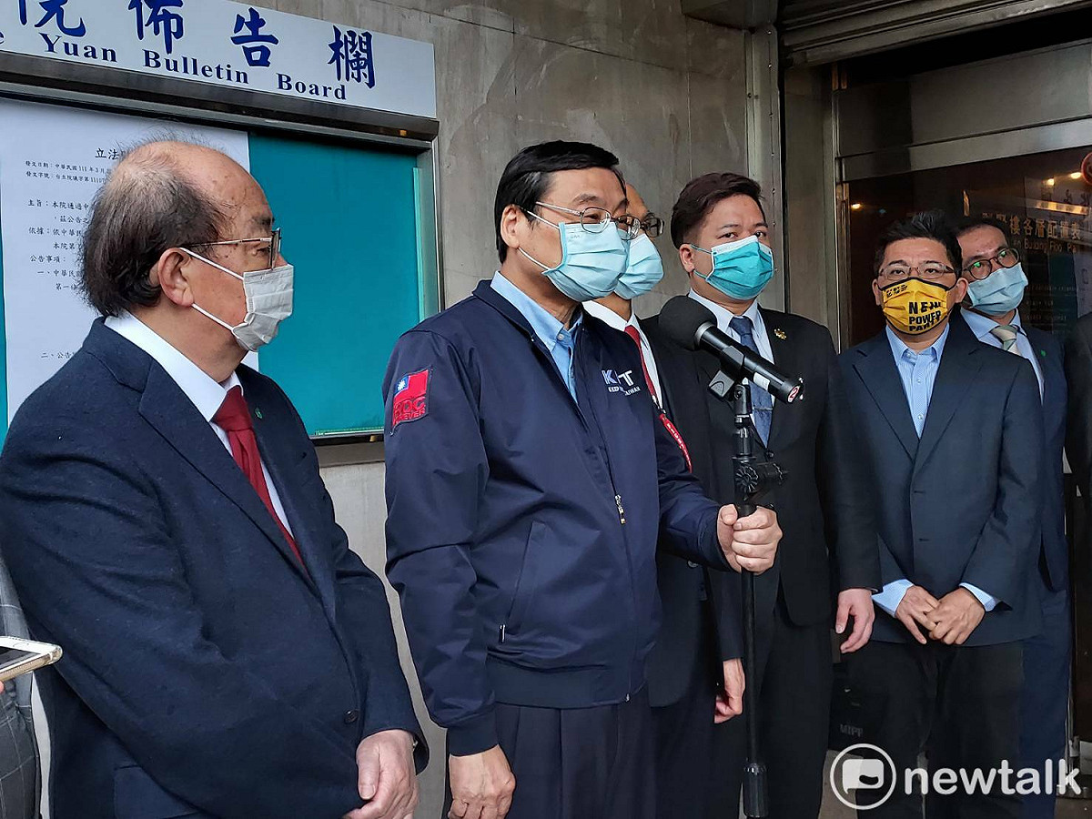 曾銘宗強調，國民黨支持18歲公民權，並反批民進黨雙標。 圖：陳佩君/攝