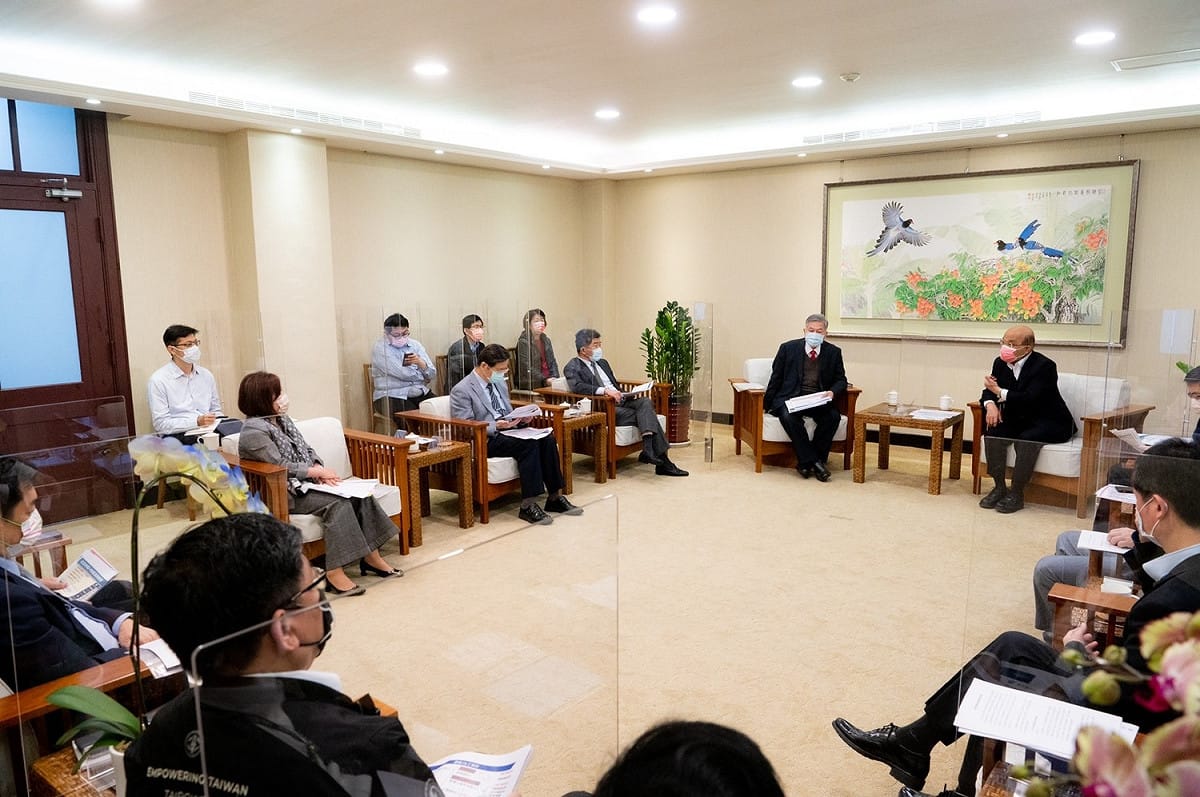 台灣防疫表現受國際肯定。（圖為行政院長蘇貞昌3月28日召開擴大防疫會議） 圖：行政院提供