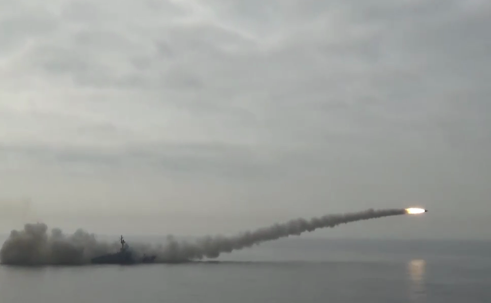 俄羅斯太平洋艦隊在彼得大帝灣舉行的演習中，使用「白蛉」導彈對水面目標進行實彈射擊，成功命中50多公里以外的靶船。 圖：翻攝自環球網。