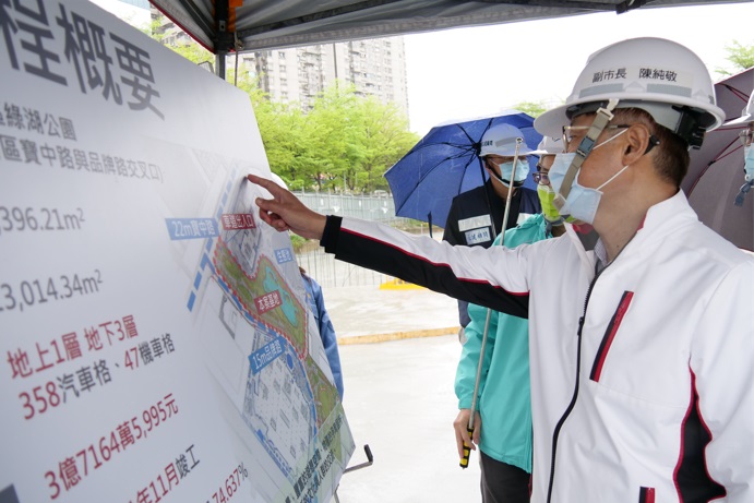 陳純敬今天上午視察新店綠湖公園停車場工程。 圖：新北市交通局提供
