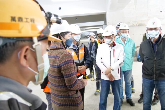 陳純敬視察新莊運動公園停車場工程。 圖：新北市交通局提供