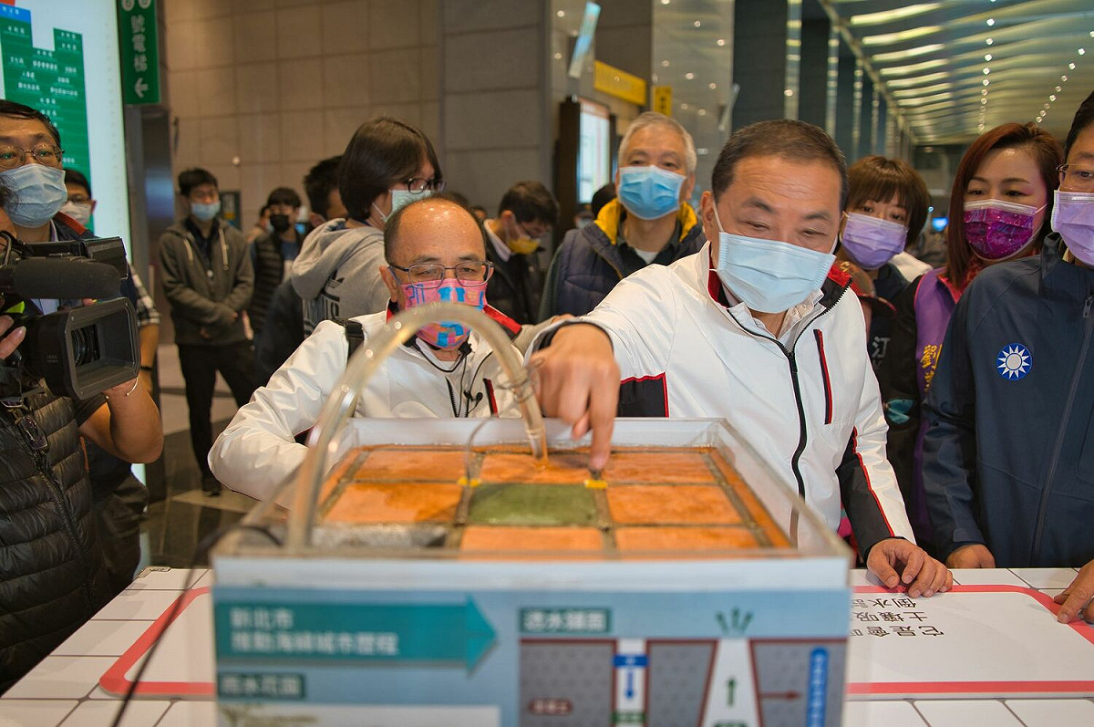 藉由透保水模型了解「不怕水淹」的韌性城市概念。 圖：新北市水利局提供
