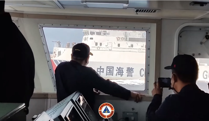中菲海巡南海黃岩島強碰。 圖:Philippine Coast Guard臉書