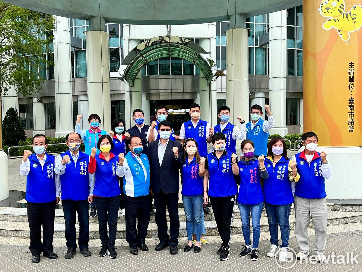 市長候選人謝龍介、台南市議會國民黨團、市黨部舉行「國民黨大團結、台南綠地變藍天」記者會，謝龍介懇請鄉親給他一個機會做看看，因為台灣是民主國家，不是共產國家，一個政權30年不輪替，有違民主價值，若他當選會充分信任專業文官，讓台南的價值和特色完美散發，鄉親可好好比較，若做不好4年就換人做。 圖：黃博郎／攝