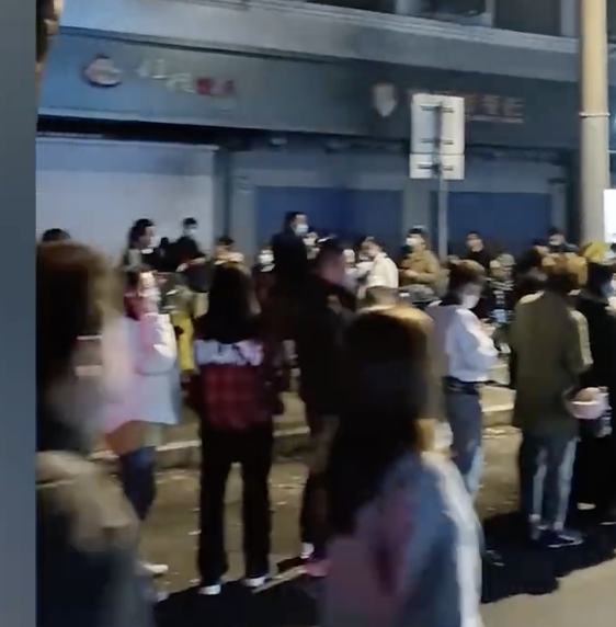 上海民眾於得知消息至封控開始只有幾個鐘頭採買民生用品，大批民眾將超商擠的水泄不通。 圖：截自微博星視頻