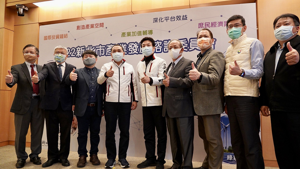 新北市長侯友宜（左四）及副市長劉和然（左五）與工商領袖代表一同合影。 圖：新北市經發局提供