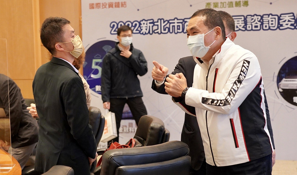 新北市長侯友宜抵達活動現場，逐一向工商領袖代表拱手致意。 圖：新北市經發局提供