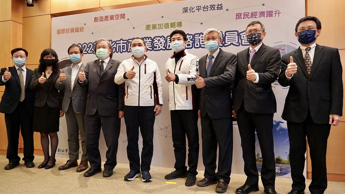 新北市長侯友宜（左五）及副市長劉和然（左六）與工商領袖代表合影。 圖：新北市經發局提供