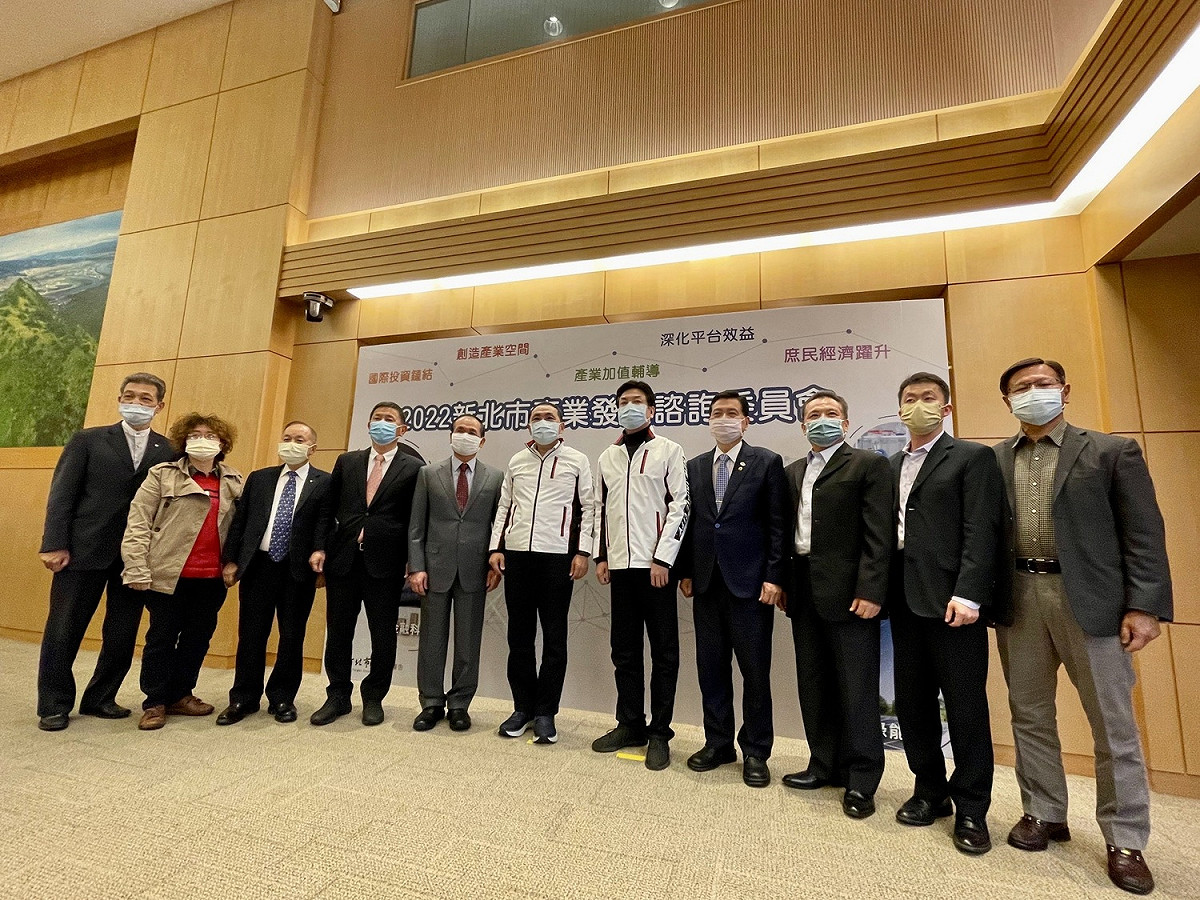 新北市長侯友宜（左六）及副市長劉和然（左六）與工商領袖代表合影。 圖：新北市經發局提供