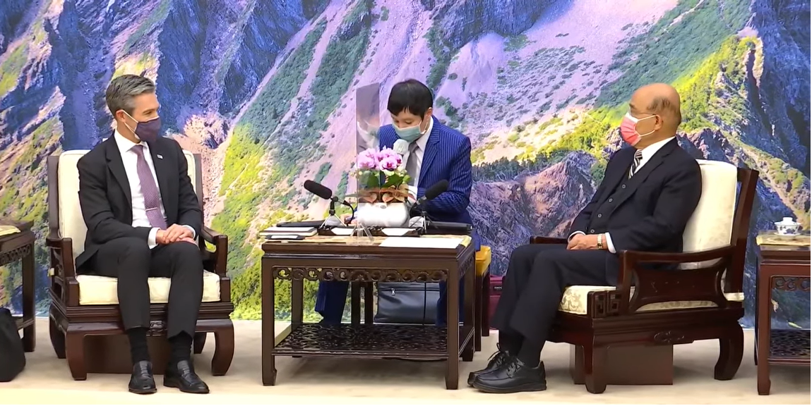 行政院長蘇貞昌今（28）日下午接見昨天率團訪台的美國民主基金會（National Endowment for Democracy, NED）會長威爾森（Damon Wilson）。 圖：擷自直播畫面