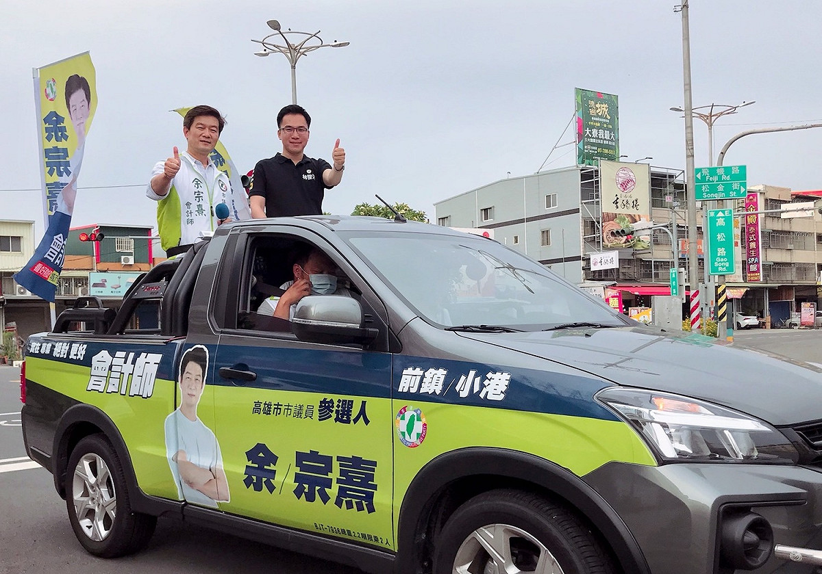 林智鴻(右)跨區掃街挺余宗熹。 圖:林智鴻服務處提供