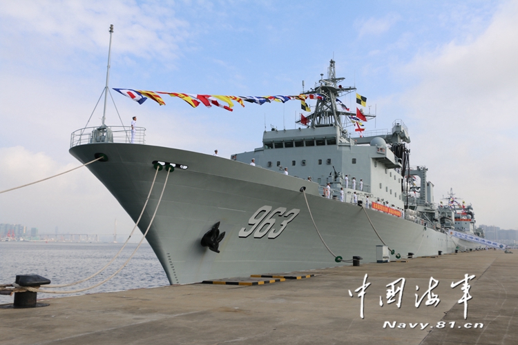 中國駱馬湖號是由該國自行設計製造的新型遠洋綜合補給艦洪湖艦、2016年，兩艘遠海綜合補給艦正式加入海軍南海艦隊戰鬥序列。 圖：翻攝自中國海軍