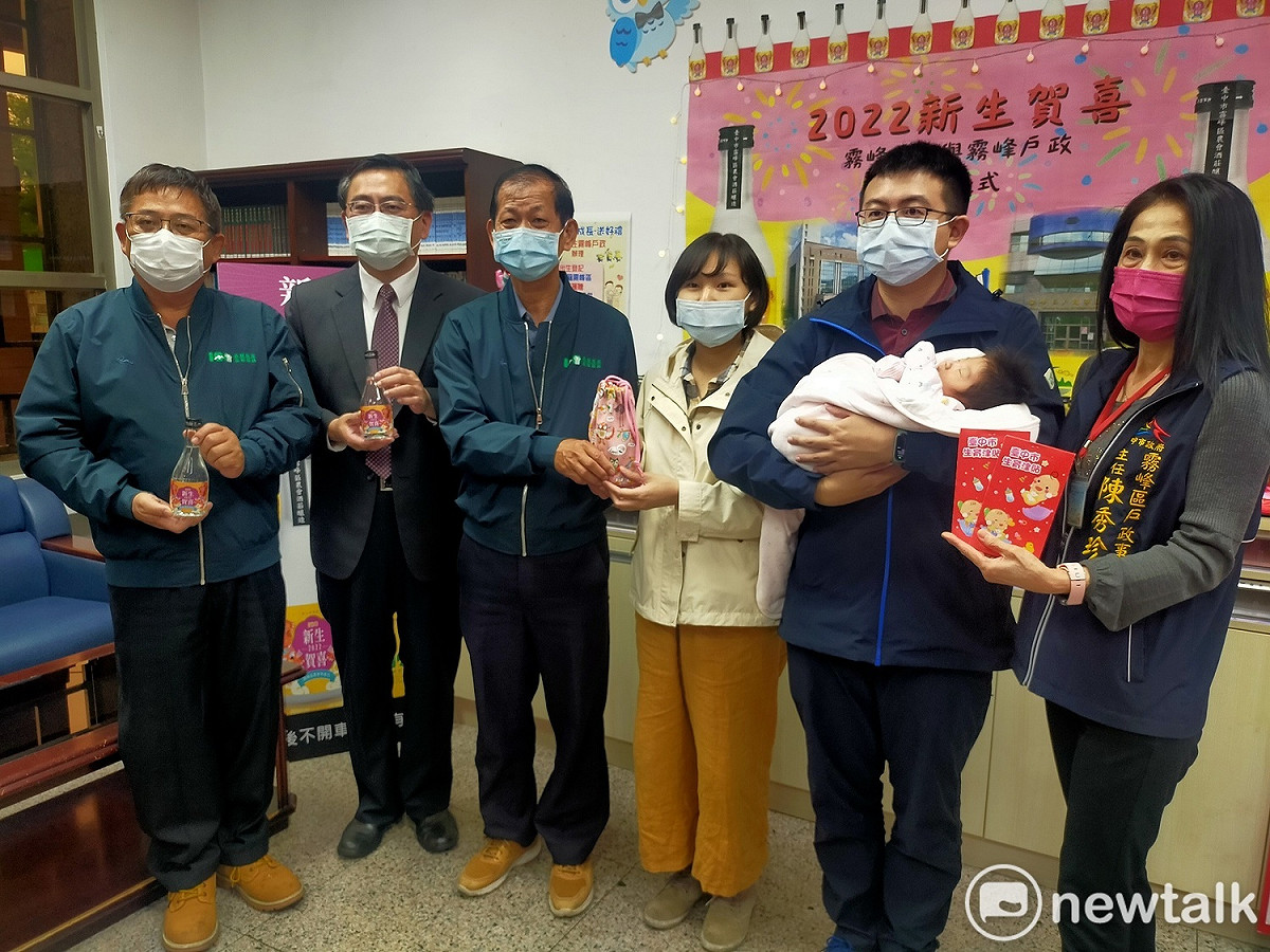 霧峰區農會理事長許再興等人贈送新生兒紀念酒。 唐復年/攝