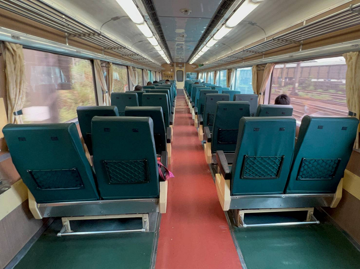 根據目前的防疫措施，台鐵、高鐵、公路客運、船舶、國內航班等運具內都開放飲食。 圖：交通部台鐵局／提供