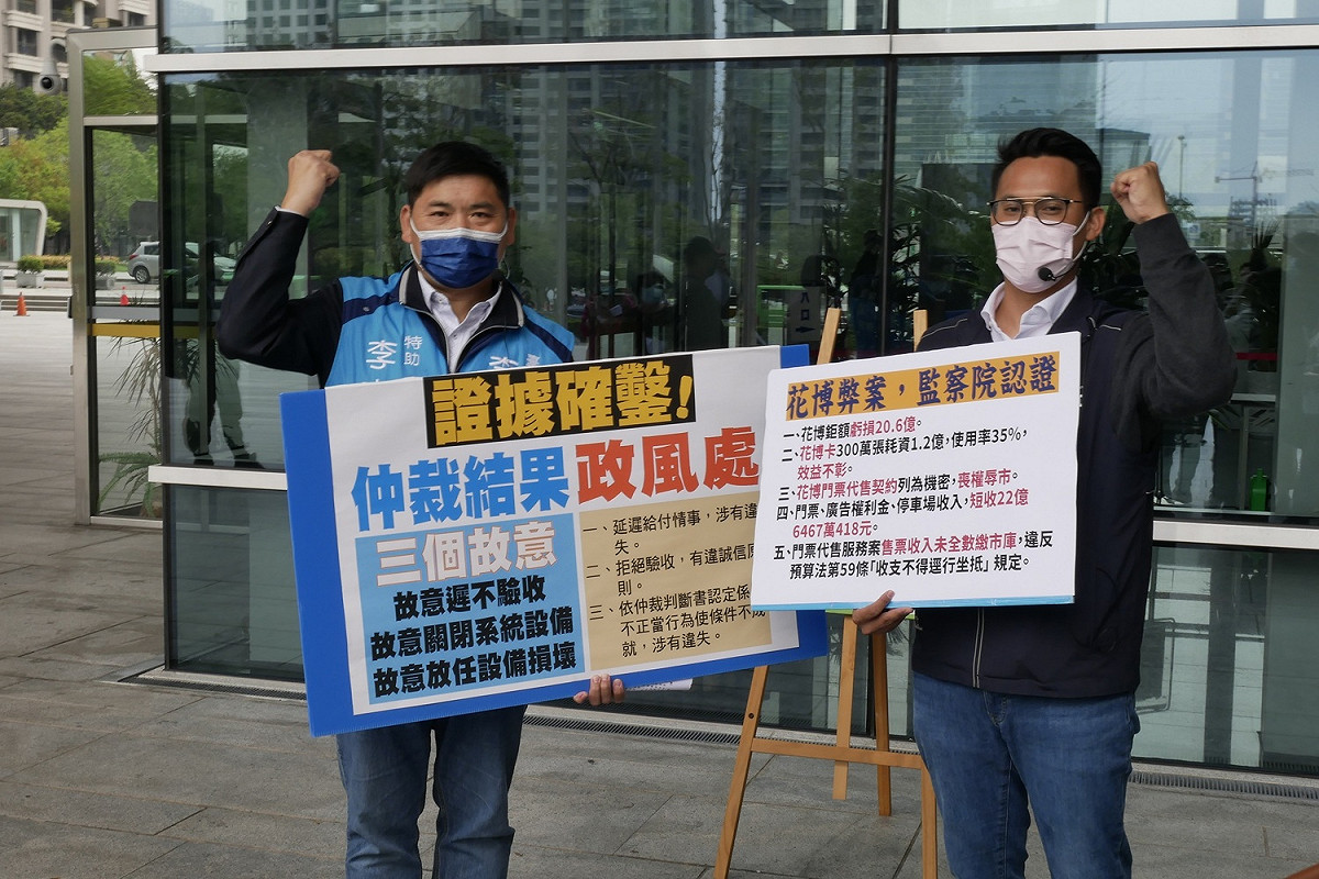 李文傑及楊大鋐拿出多項證據，指王義川是敗家局長。 楊大鋐/提供