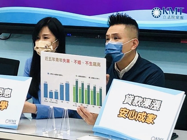 陳以信要求蔡英文就青年政策道歉。 圖：陳以信辦公室／提供