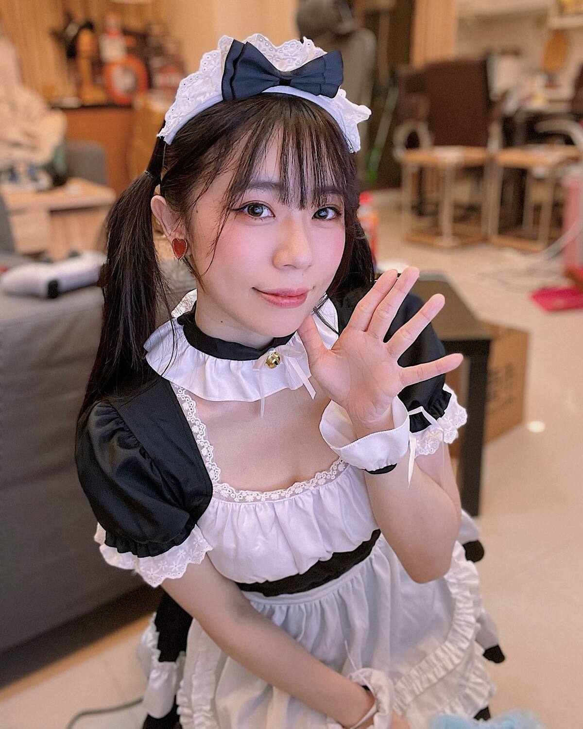 赤鬼伯伯扮性感女僕。 圖：翻攝自赤鬼伯伯臉書