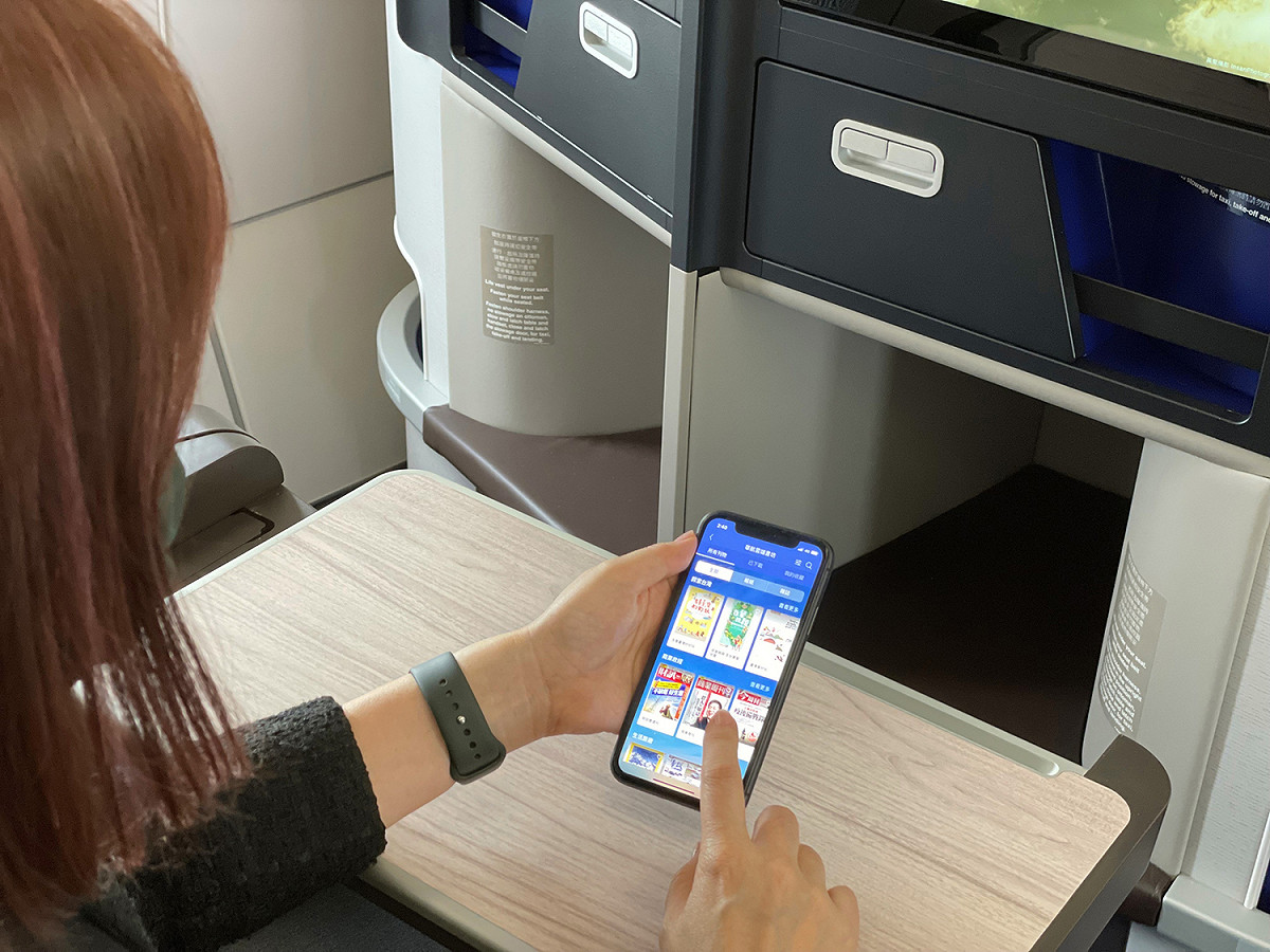 華航推出「雲端書坊」，供旅客利用手機等個人電子設備瀏覽書報雜誌。 圖：中華航空／提供