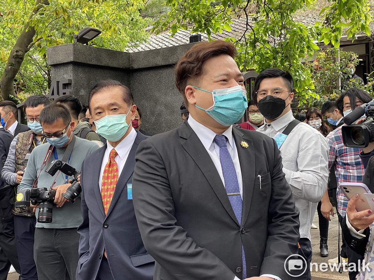民眾黨國際事務委員會主任委員趙麟（前排左）、民眾黨立委邱臣遠（前排右）。 圖：周煊惠 / 攝
