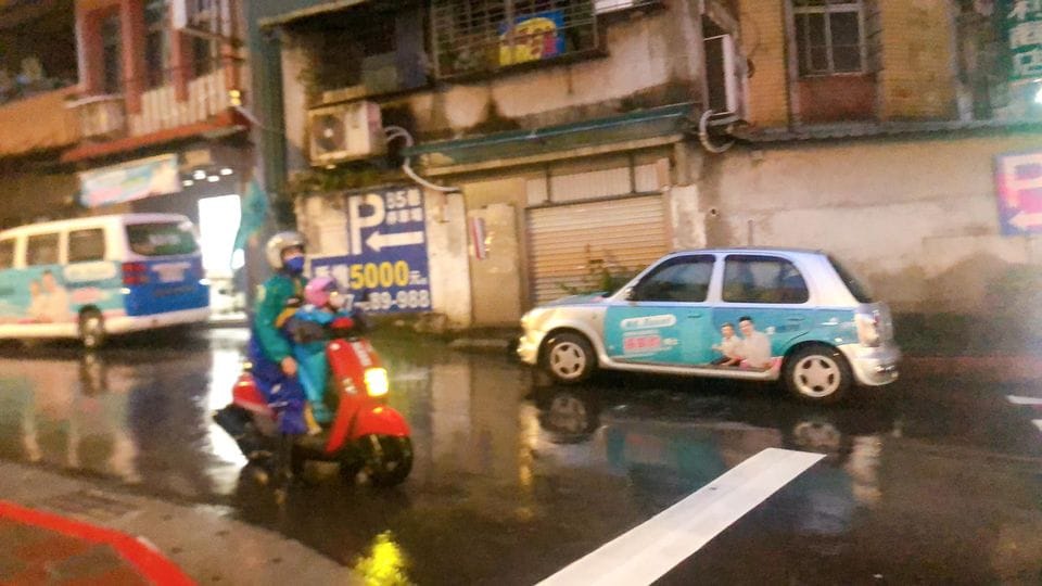 民眾黨新北市議員參選人張凱鈞卻出現宣傳車輛違停多日的狀況 圖:翻攝自臉書