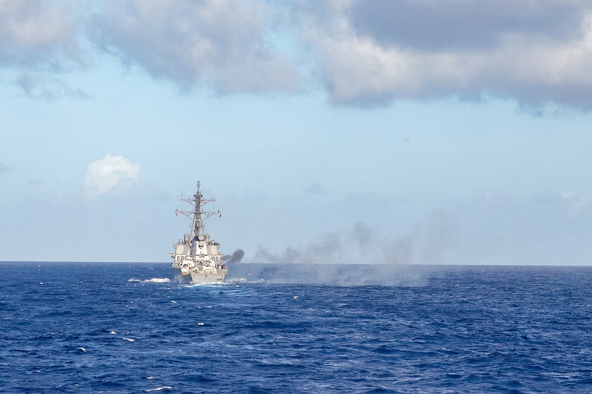 美國海軍推特釋出3月20至24日美軍第7艦隊艦艇在南海實彈射擊照片。 圖：翻攝U.S. Navy推特