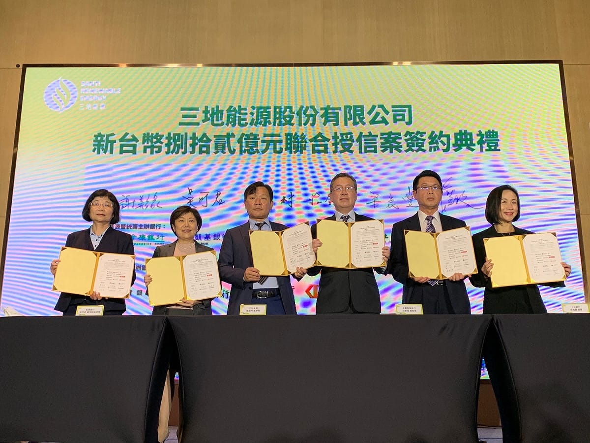鍾嘉村(左三)與12家銀行簽訂授信合約。 圖：三地集團提供