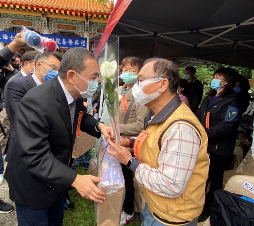 侯友宜向烈士遺族表達慰問，場面莊嚴隆重。 圖：新北市民政局提供