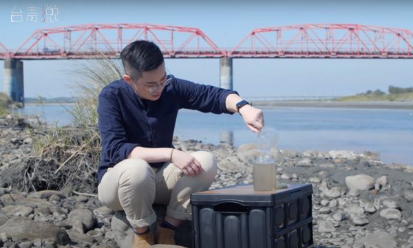 台青阿嘉將河水倒在一起，稱為「融入母親河懷抱」的象徵。 圖:截自YouTube影片