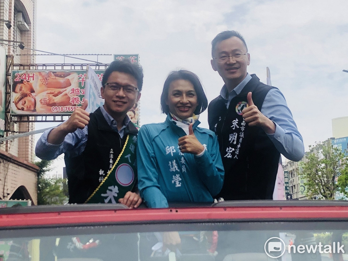 立法委員邱議瑩陪同永康區市議員參選人朱正軒車隊遊行，見證立法委員林宜瑾團隊的傳承，也向鄉親們推薦難能可貴的優質青年朱正軒。 圖：黃博郎／攝