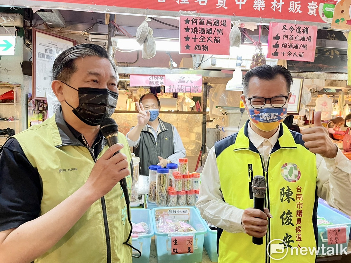 民進黨市議員初選進入倒數計時，立委王定宇、趙天麟陪同台南市議員第二選區參選人陳俊安進行市場拜票、車隊掃街，齊心力挺前台南觀光局長陳俊安進入議會為市民服務。 圖：黃博郎／攝