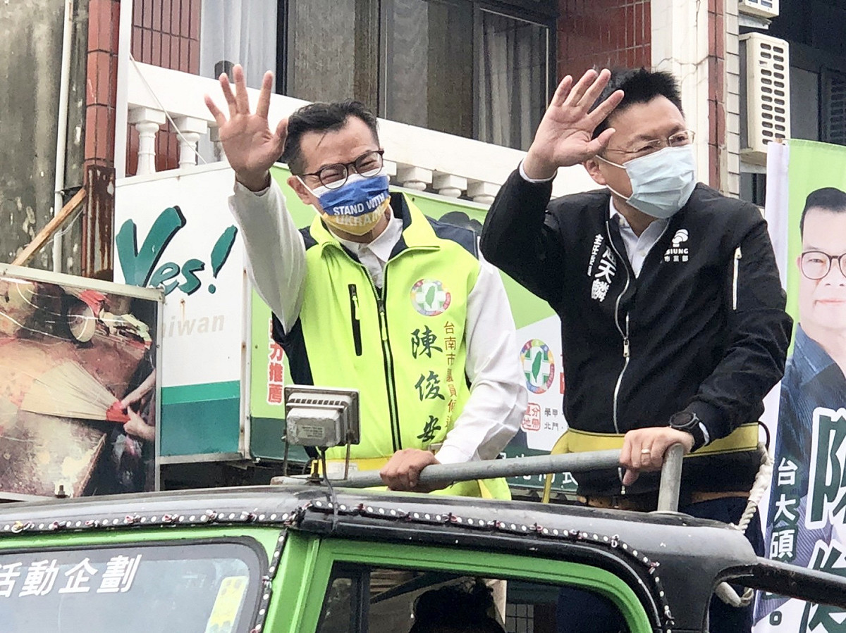 民進黨市議員初選進入倒數計時，立委王定宇、趙天麟陪同台南市議員第二選區參選人陳俊安進行市場拜票、車隊掃街，齊心力挺前台南觀光局長陳俊安進入議會為市民服務。 圖：黃博郎／攝