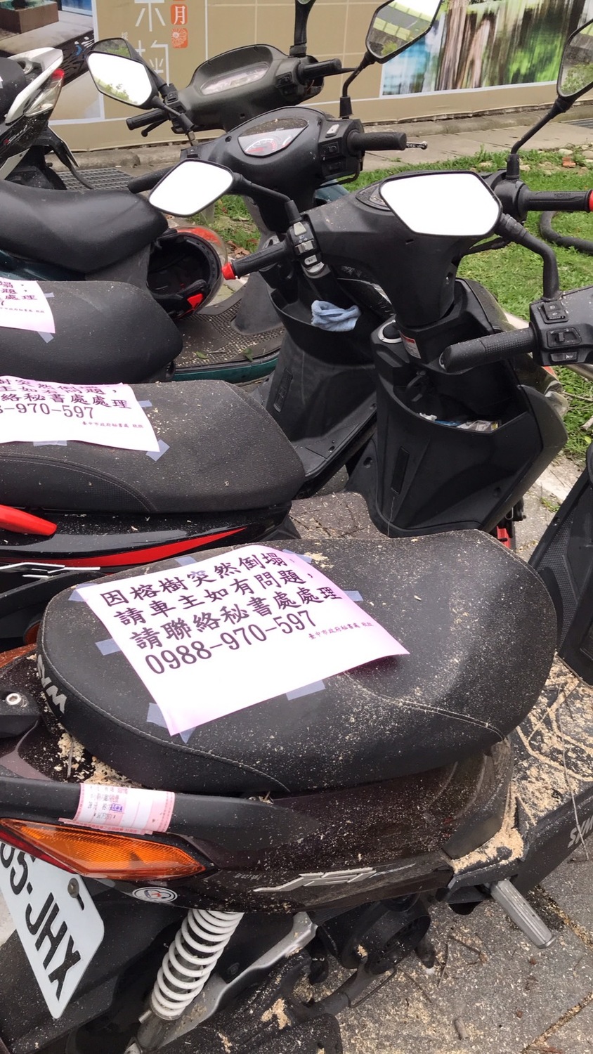 對於停放鄰近車格的機車受波及，秘書處將協助車主後續理賠。 台中市政府/提供