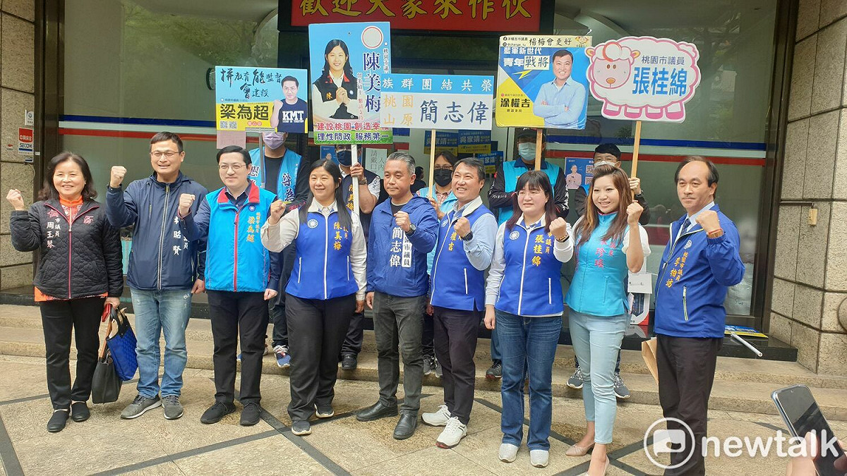 多位國民黨現任桃園市議員今完成黨內參選登記，大家相互加油。 圖：林昀真/攝