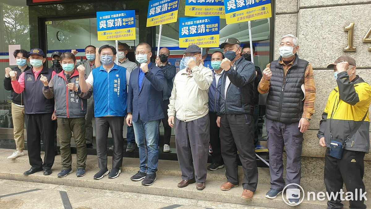 吳志揚(中))陪同新人吳家靖登記參選。 圖：林昀真/攝