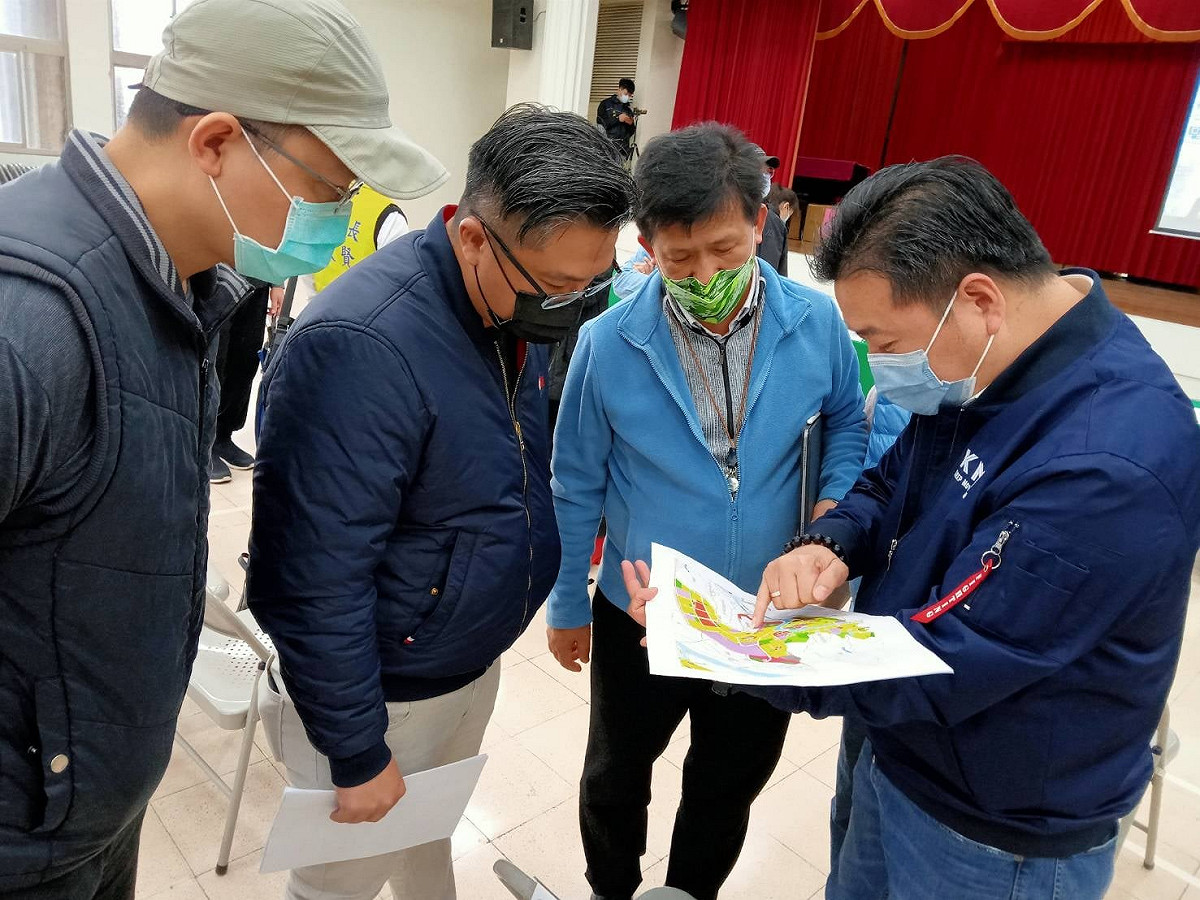 林金結(右一)找到五塊替代用地，要供交通局及公車業者參考，當地居民都很感謝。 圖：林金結提供