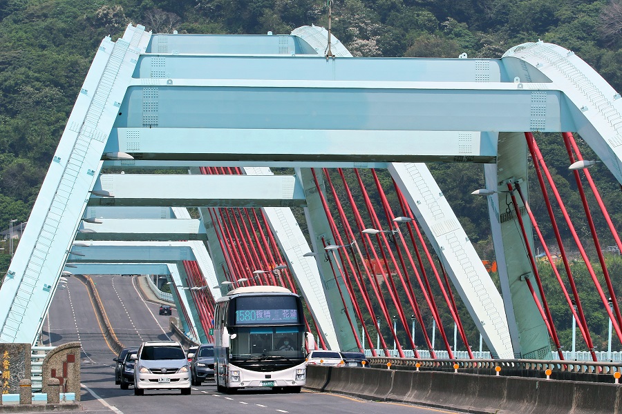 回遊號行經太魯閣大橋。 圖：首都及台北客運提供