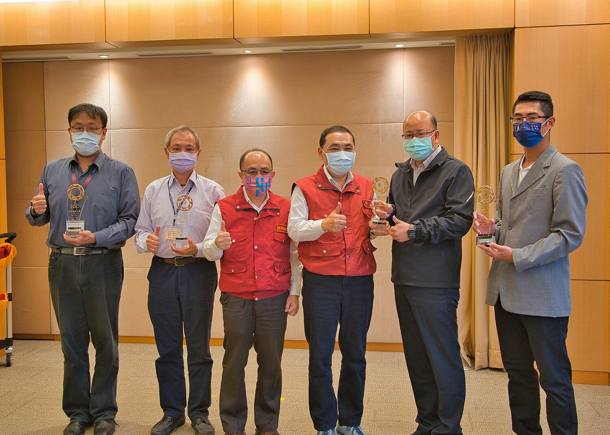 侯友宜與獲獎區長、課長合影。 圖：新北市水利局提供