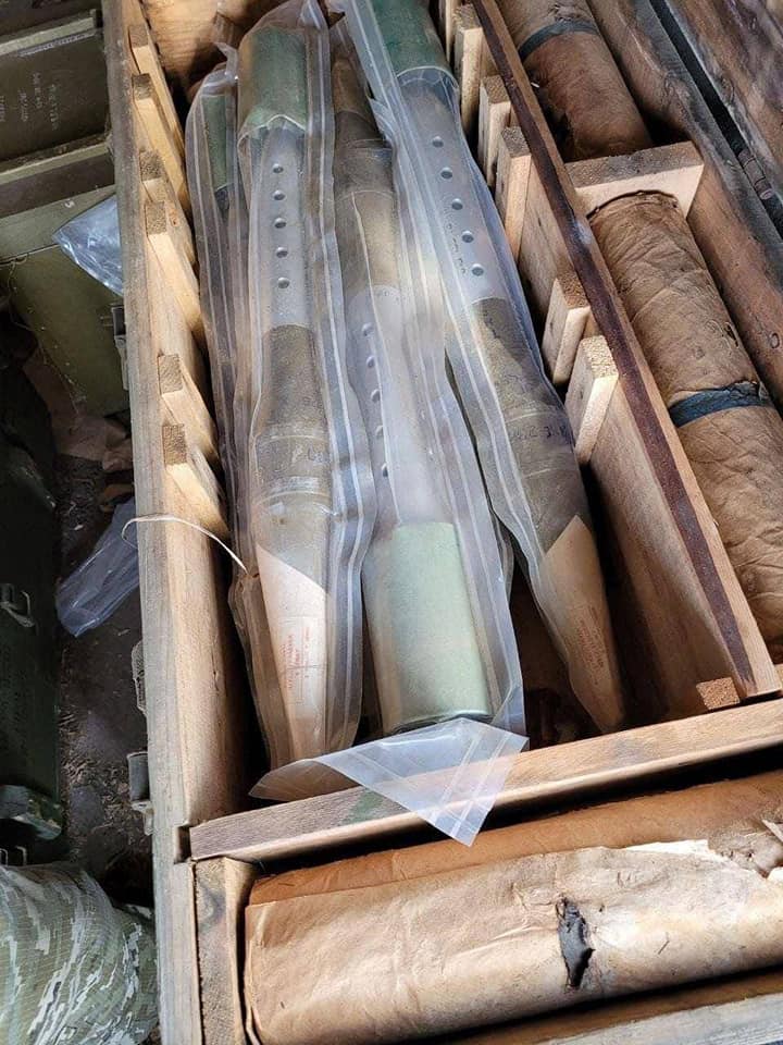 烏軍在俄軍坦克車上，搜刮戰備用品。 圖：擷取自《Генеральний штаб ЗСУ / General Staff of the Armed Forces of Ukraine》臉書