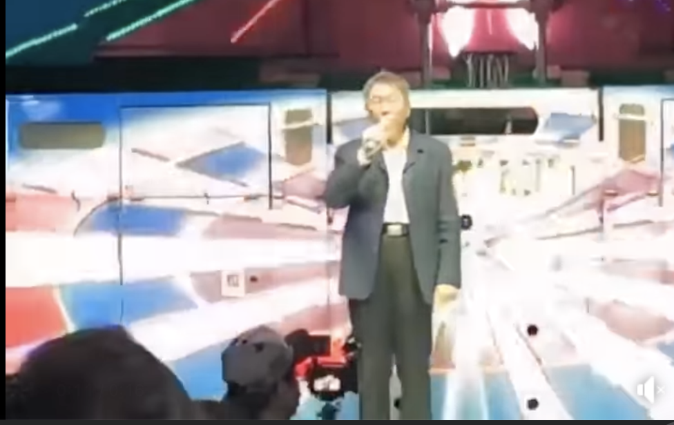 台北市長柯文哲遭爆昨（29）晚出席活動唱歌並未戴口罩。 圖：翻攝四叉貓臉書影片