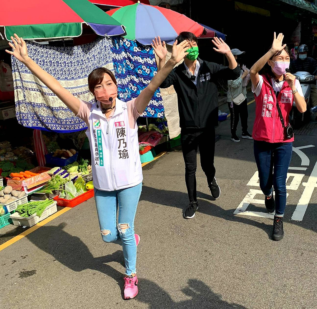 陳乃瑜(左起)、吳崢及黃瓊慧走訪碧潭商圈，展現活力。 圖：陳乃瑜競選辦公室提供