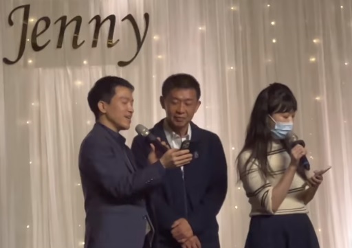 民進黨立委何志偉、許智傑也被爆出在周末一場婚禮場合脫罩High唱 圖：翻攝自臉書