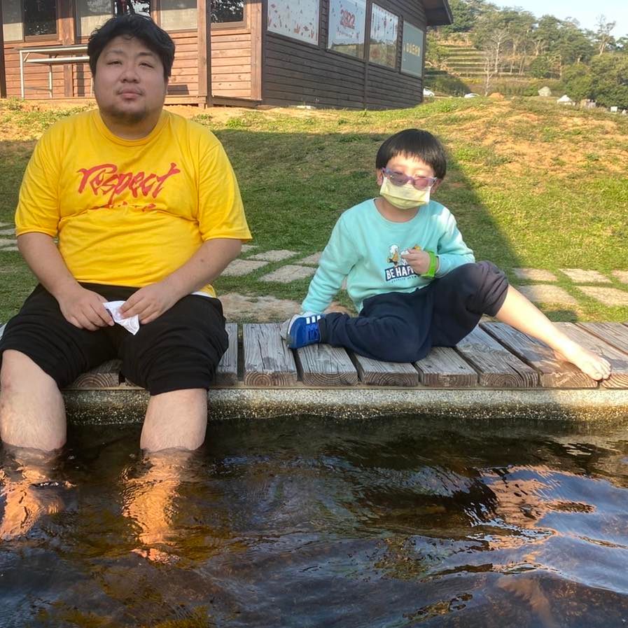 統神育有剛升上小學的兒子「晨晨」。 圖：翻攝自統神臉書